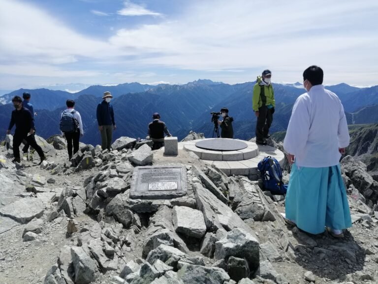 People gathered at the top of Tateyama.